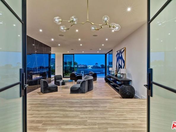 920 Linda Flora Drive, Los Angeles CA 90049