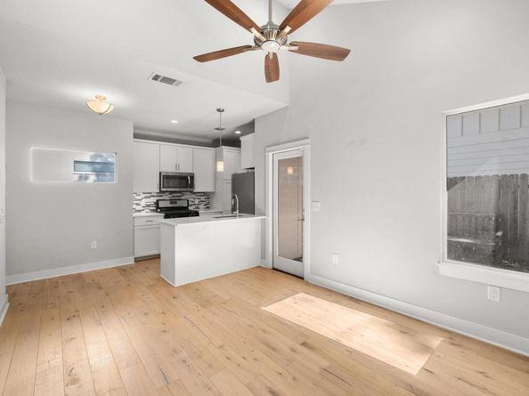 2209 Willow ST B, Austin TX 78702