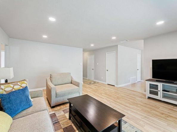 2106 Ponciana LOOP, Austin TX 78744