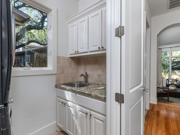 2308 W 9TH St B, Austin TX 78703