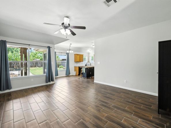 212 Valley Oaks LOOP, Georgetown TX 78626