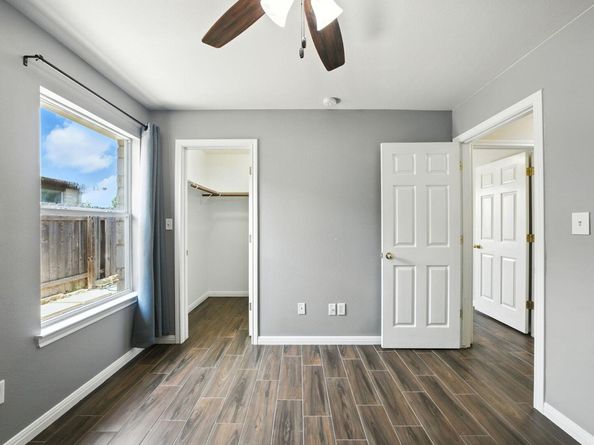 212 Valley Oaks LOOP, Georgetown TX 78626