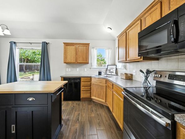 212 Valley Oaks LOOP, Georgetown TX 78626