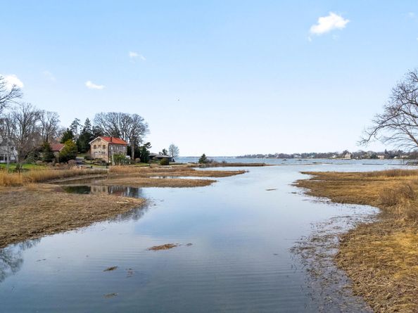 8 Indian Point Lane, Riverside CT 06878