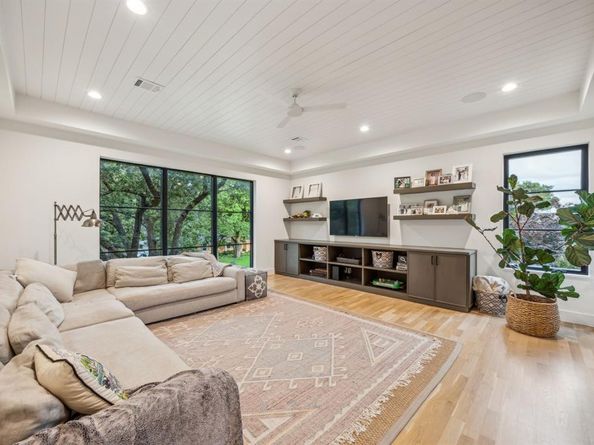 10915  Snow White Drive , Dallas Texas 75229