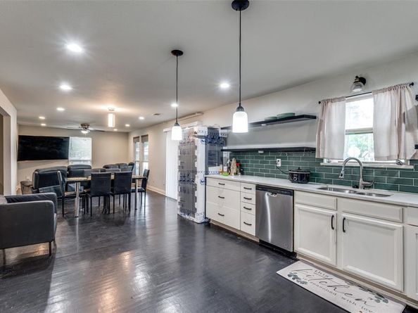 1423  Toronto Street , Dallas Texas 75212