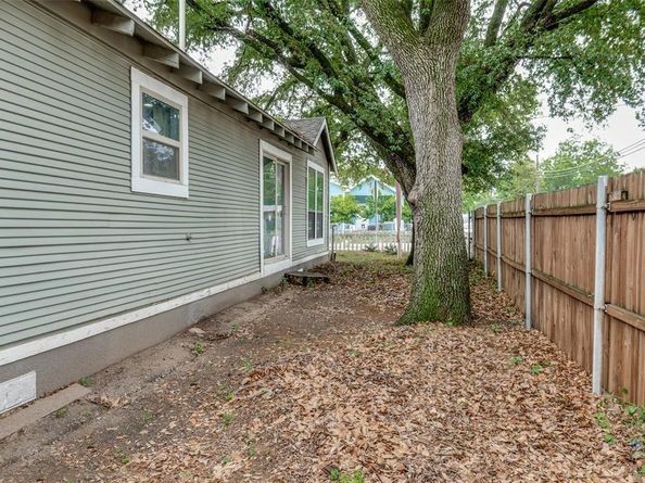 1423  Toronto Street , Dallas Texas 75212