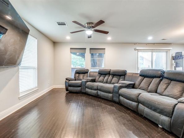 1423  Toronto Street , Dallas Texas 75212