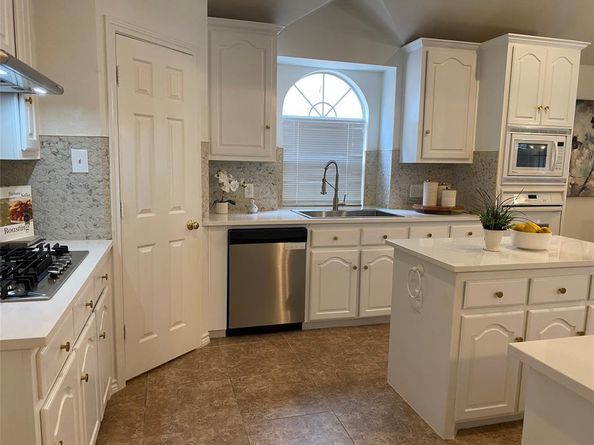9421  Vista Circle , Irving Texas 75063