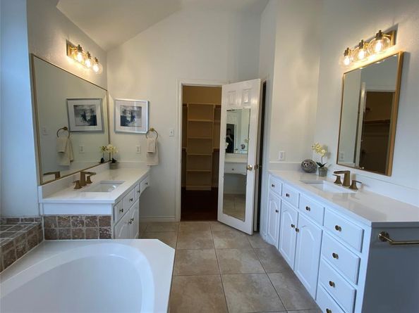 9421  Vista Circle , Irving Texas 75063