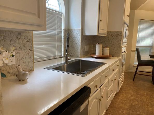 9421  Vista Circle , Irving Texas 75063