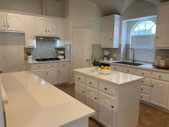 9421  Vista Circle , Irving Texas 75063
