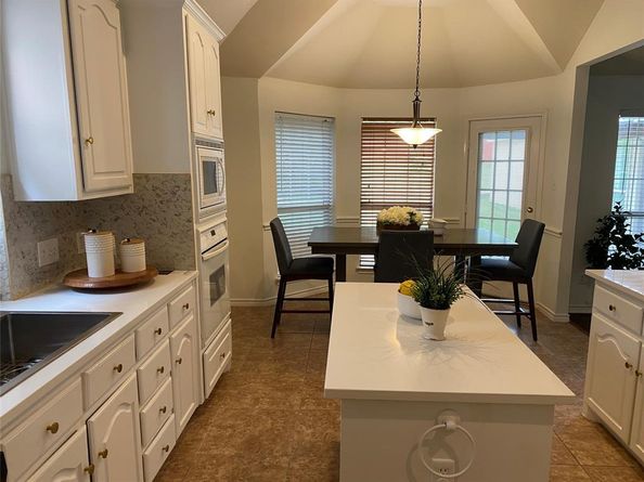 9421  Vista Circle , Irving Texas 75063