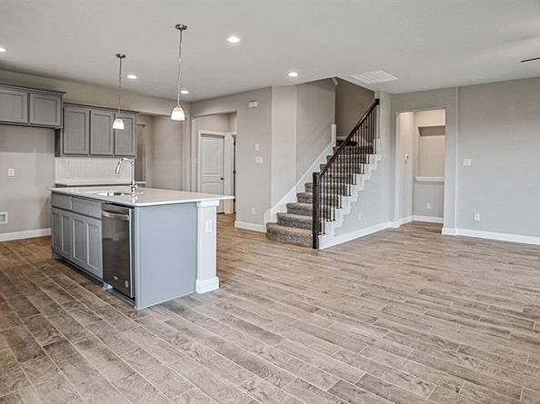 1469  CANTERBURY Trail , DeSoto Texas 75115