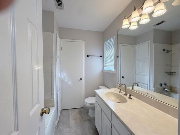 918  Gwinnett Circle , Arlington Texas 76017