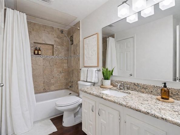 3105  San Jacinto Street  208, Dallas Texas 75204