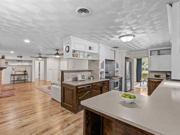 1433 W Red Bird Lane , Dallas Texas 75232