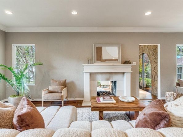 1112 S Canterbury Court , Dallas Texas 75208