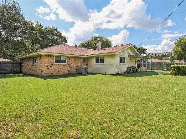 2105  Briarwood Boulevard , Arlington Texas 76013