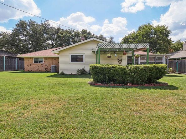 2105  Briarwood Boulevard , Arlington Texas 76013