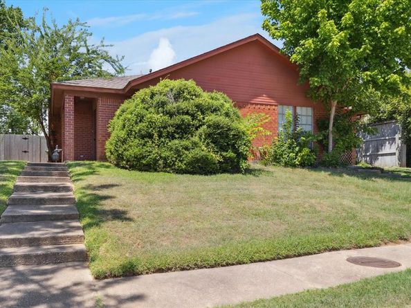 2106  Valleywood Drive , Arlington Texas 76013