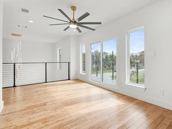 903  18th Street , Dallas Texas 75216