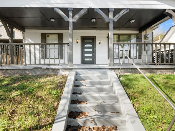 811 N Crawford Street , Dallas Texas 75203