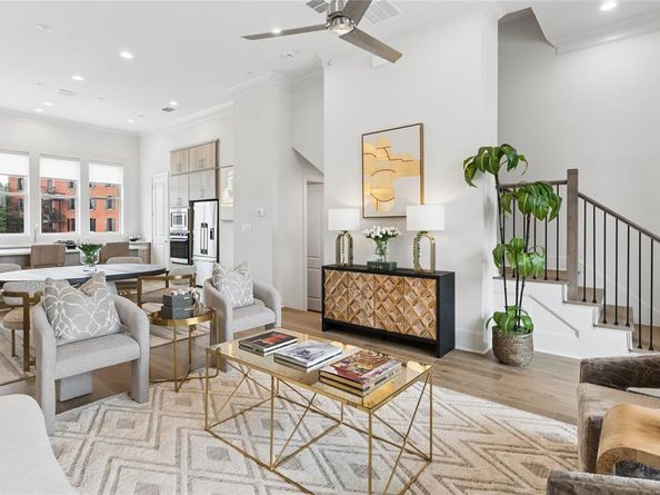 2401  Canton Street  1005, Dallas Texas 75201