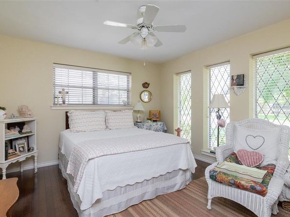 1404  Crowley Road , Arlington Texas 76012