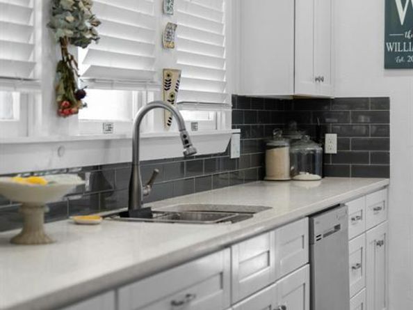 222 S Edgefield Avenue , Dallas Texas 75208
