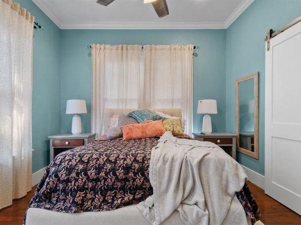 222 S Edgefield Avenue , Dallas Texas 75208