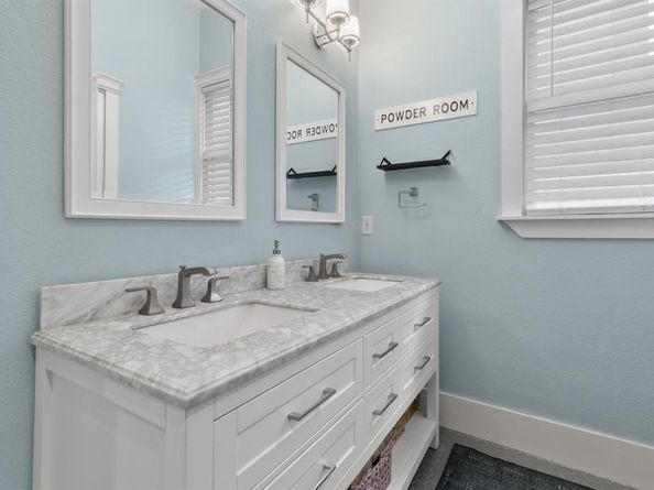 222 S Edgefield Avenue , Dallas Texas 75208