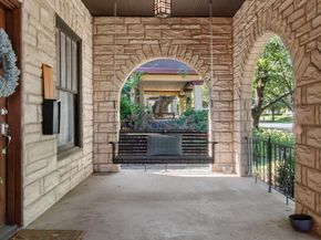 222 S Edgefield Avenue , Dallas Texas 75208