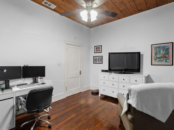 222 S Edgefield Avenue , Dallas Texas 75208