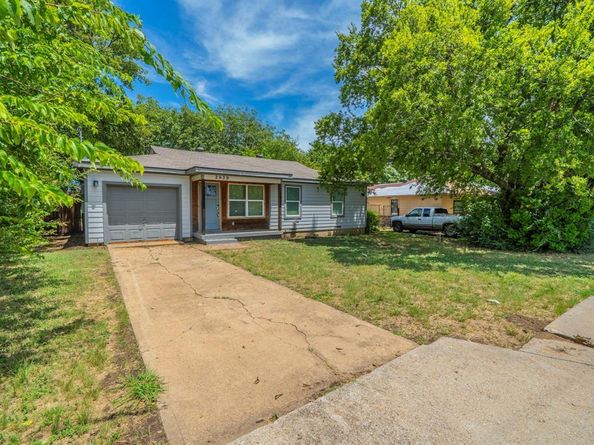 2939 N El Centro Way , Dallas Texas 75241
