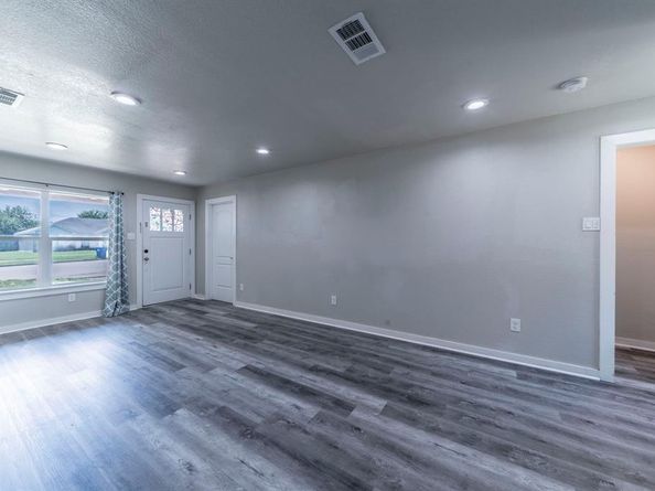 2939 N El Centro Way , Dallas Texas 75241