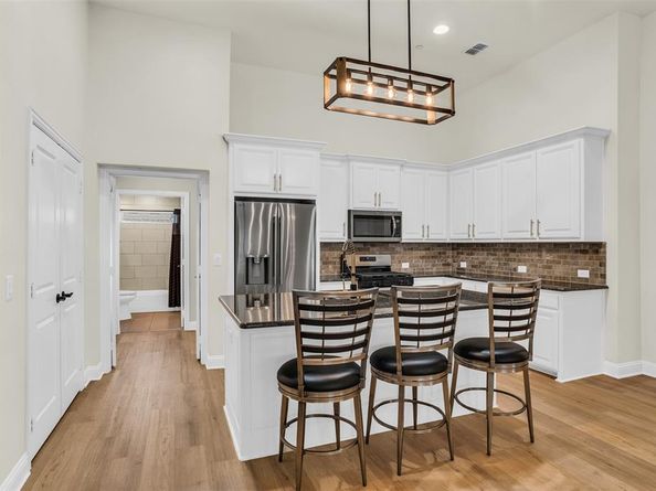 881  Birds Fort Trail , Arlington Texas 76005