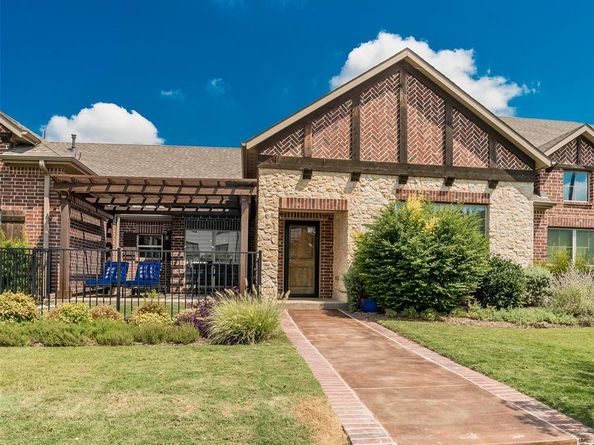 881  Birds Fort Trail , Arlington Texas 76005