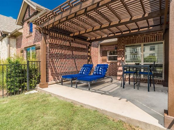 881  Birds Fort Trail , Arlington Texas 76005