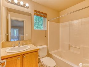 5583 Lakemont Boulevard SE 1603, Bellevue WA 98006
