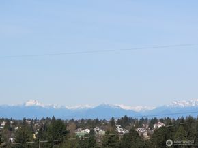 8218 2nd Avenue NE B, Seattle WA 98115