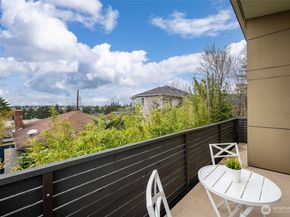 8218 2nd Avenue NE B, Seattle WA 98115
