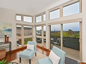 8218 2nd Avenue NE B, Seattle WA 98115