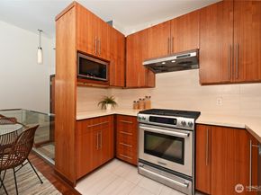 8218 2nd Avenue NE B, Seattle WA 98115