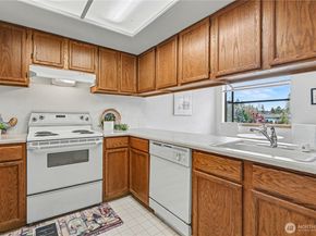 23001 Lakeview Dr 302, Mountlake Terrace WA 98043