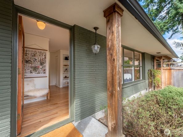 8805 27th Avenue NE, Seattle WA 98115