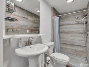 812 Maplewood Avenue W, Kent WA 98030