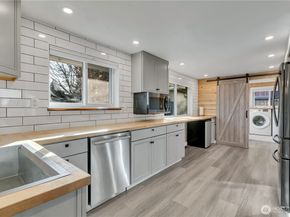 812 Maplewood Avenue W, Kent WA 98030