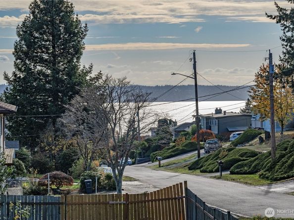 705 S 208th Street, Des Moines WA 98198