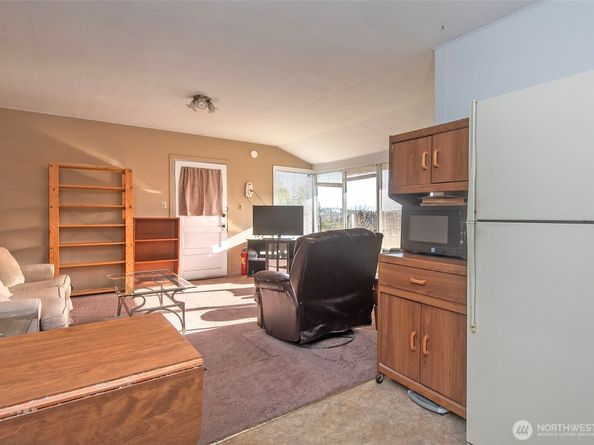 705 S 208th Street, Des Moines WA 98198